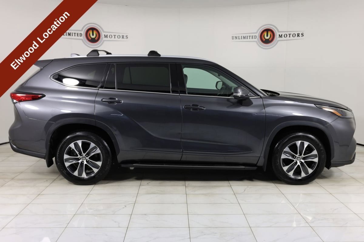 Used 2022 Toyota Highlander XLE AWD/4WD image 2