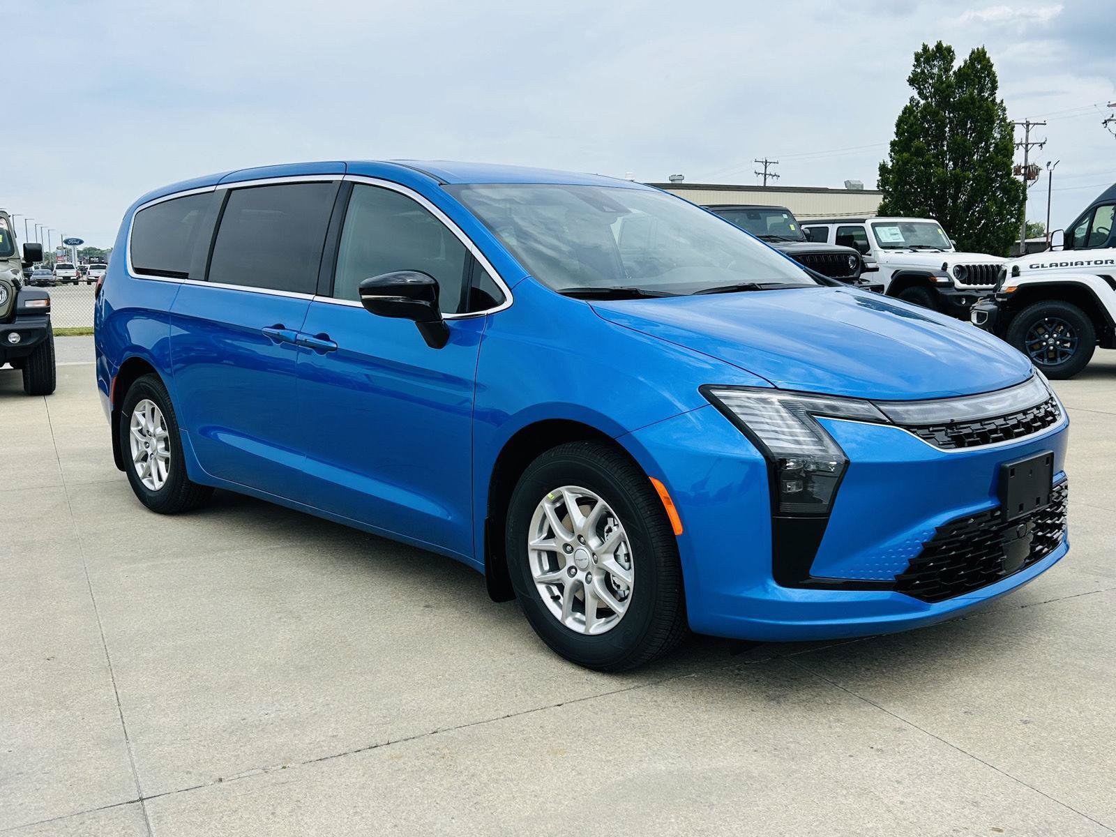 New 2027 Chrysler Pacifica Select FWD image 2