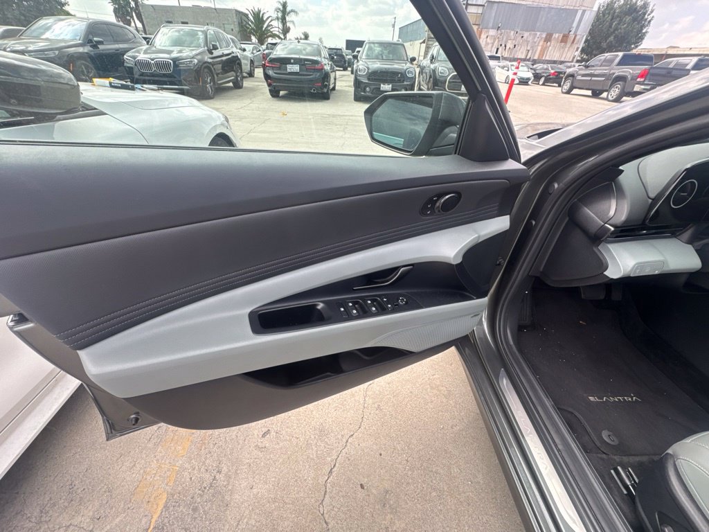 Used 2025 Hyundai Elantra Limited FWD image 15