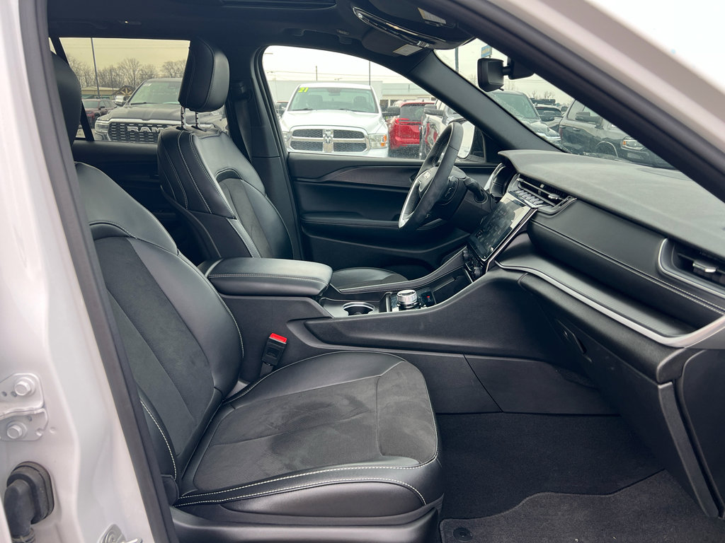 Used 2024 Jeep Grand Cherokee Altitude image 14