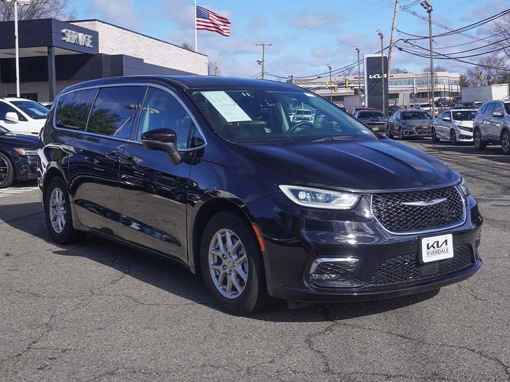 Used 2023 Chrysler Pacifica Touring-L image 2
