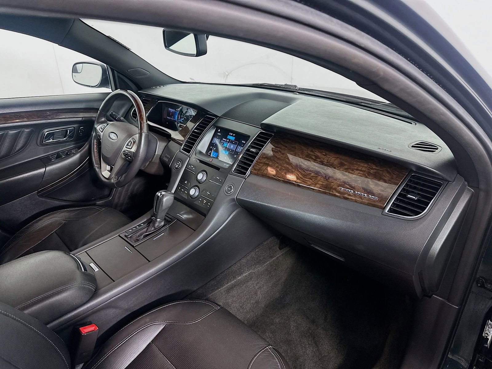 Used 2016 Ford Taurus Limited FWD image 28