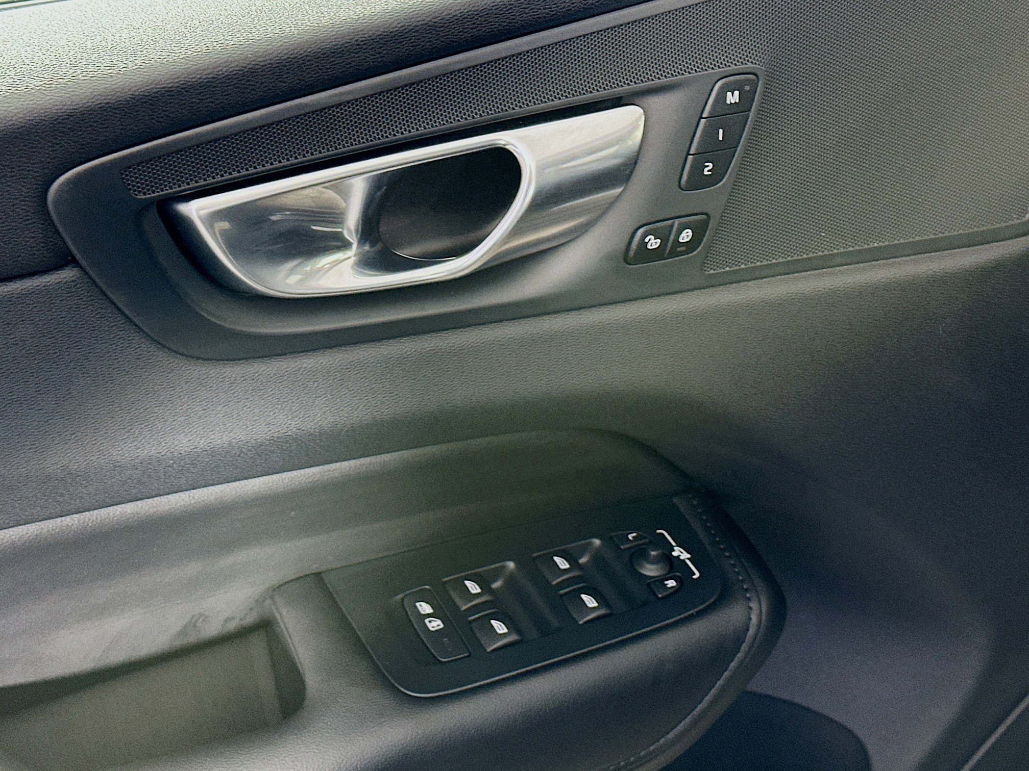 Used 2025 Volvo XC60 B5 Plus image 15