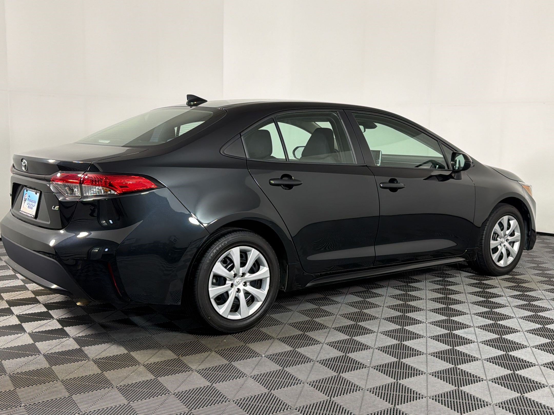Used 2020 Toyota Corolla LE FWD image 7