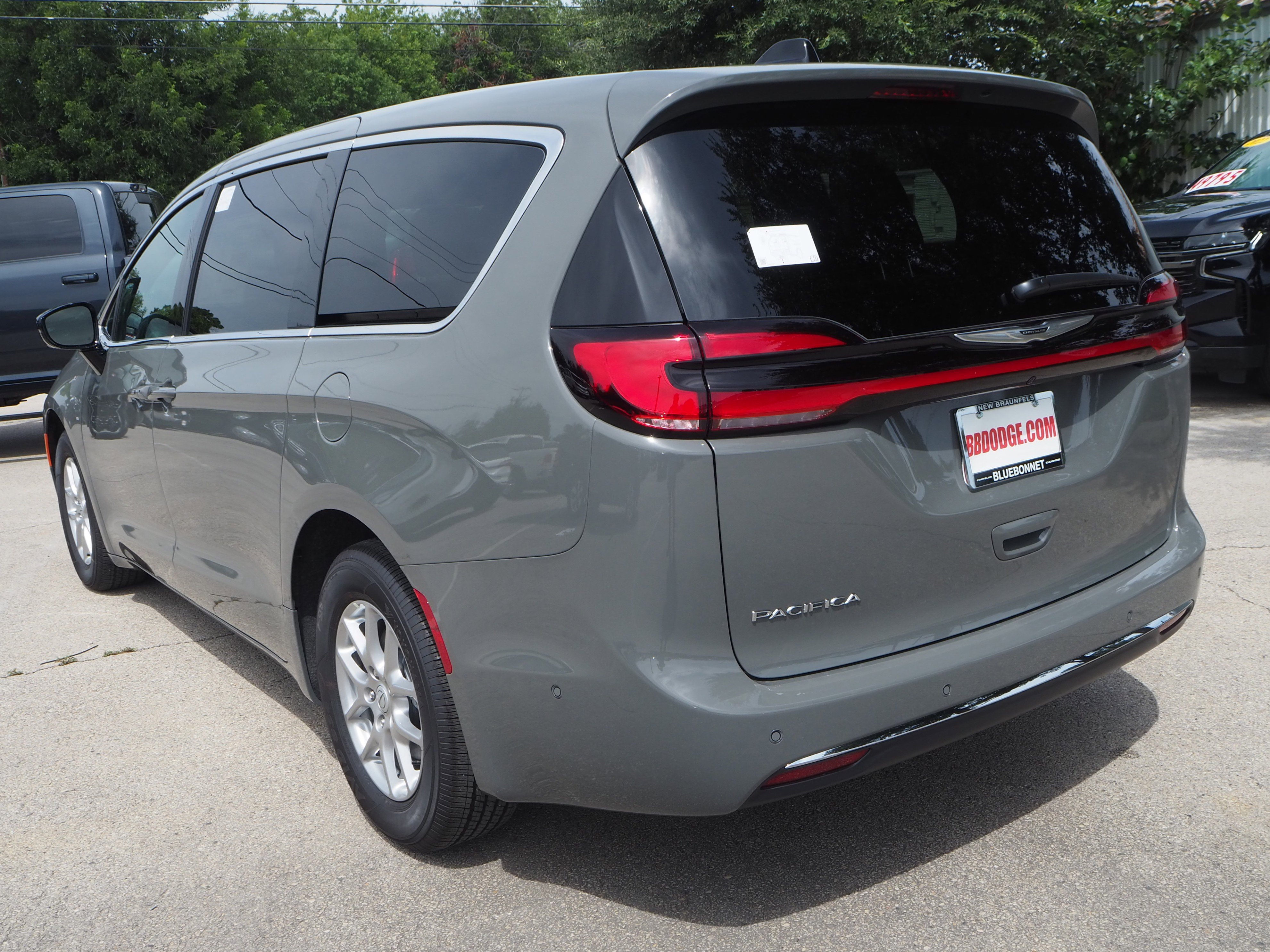 New 2025 Chrysler Pacifica Select w/ Uconnect Theater Family Group FWD image 8