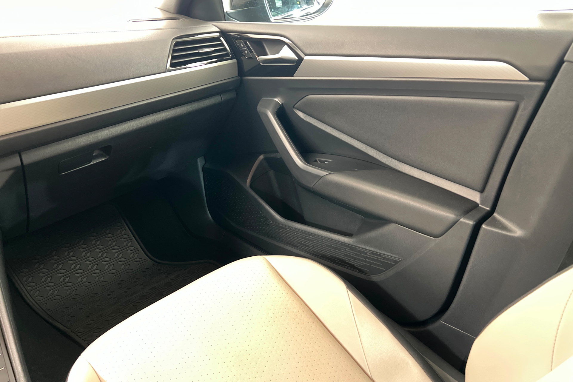 Used 2020 Volkswagen Jetta R-Line w/ R-Line Cold Weather Package FWD image 10