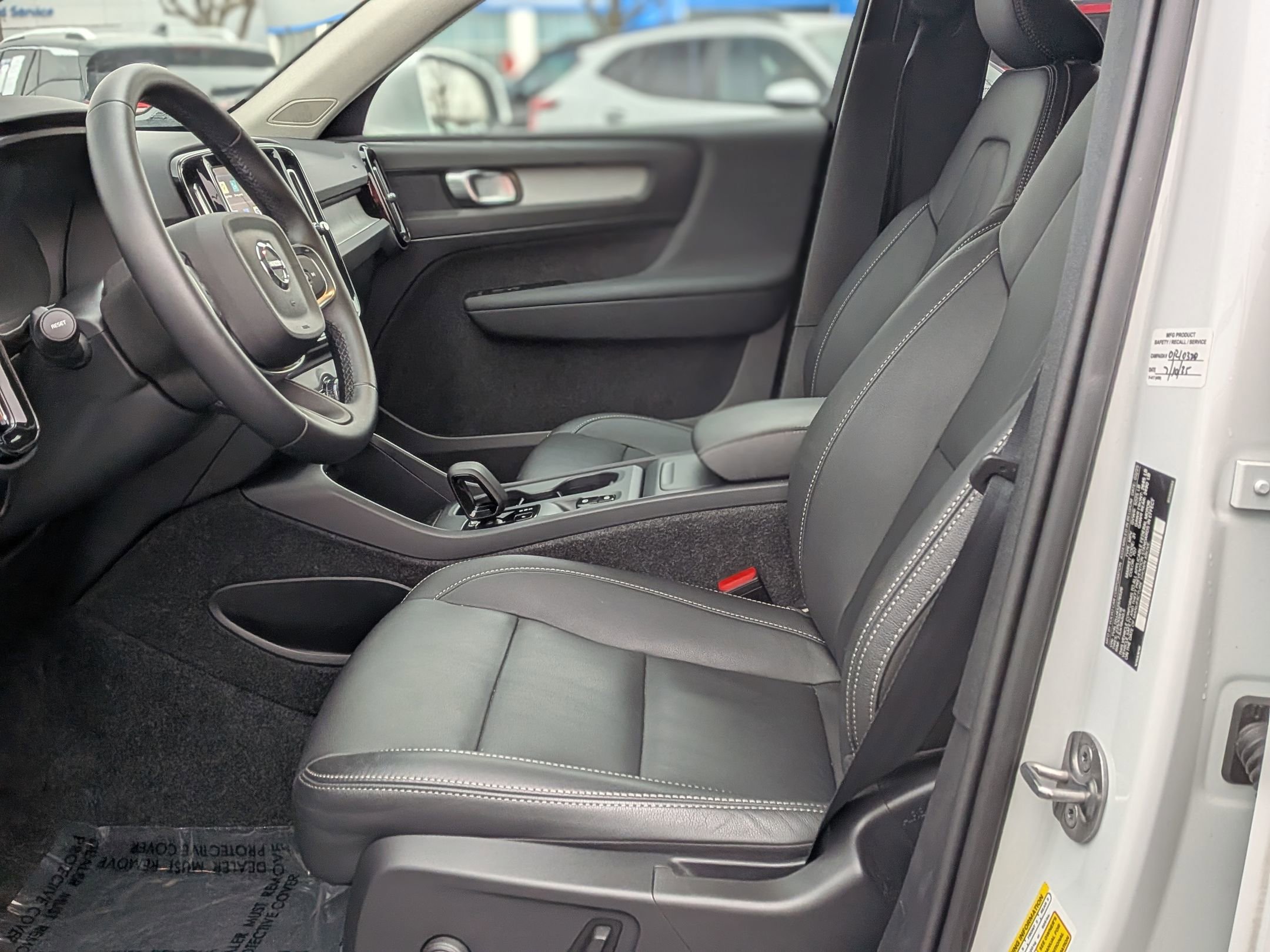 Used 2025 Volvo XC40 B5 Core image 16