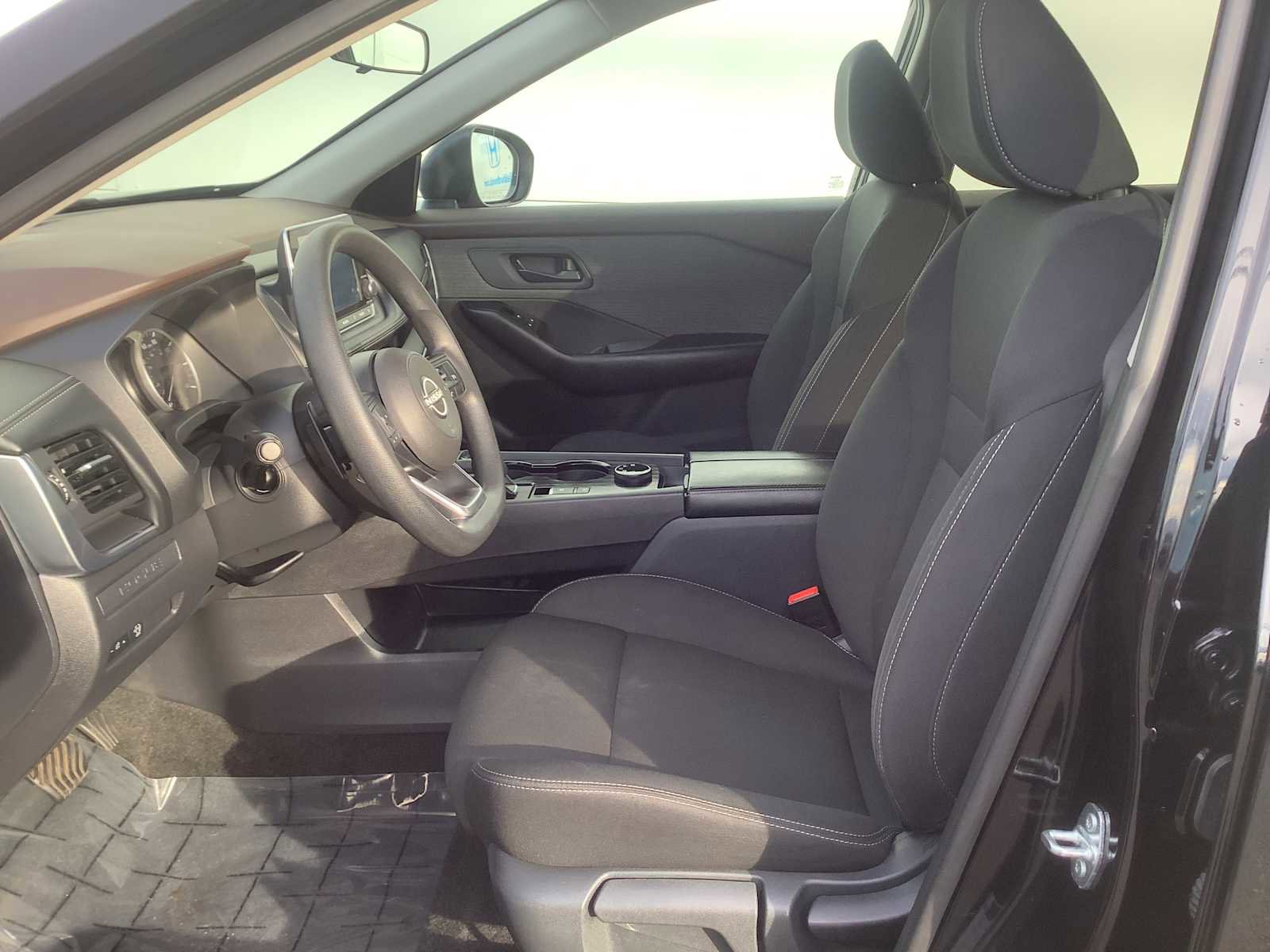 Used 2023 Nissan Rogue S image 2