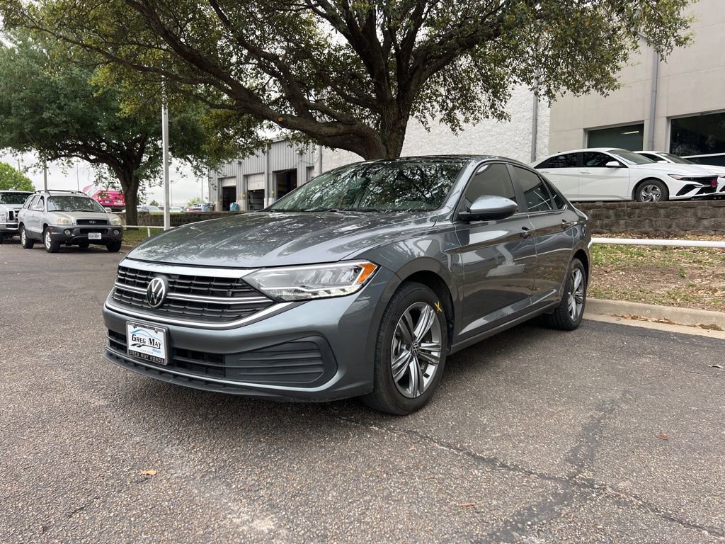 Used 2024 Volkswagen Jetta SE w/ Panoramic Sunroof Package image 3