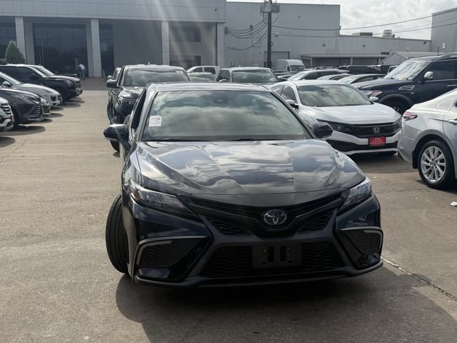 Used 2022 Toyota Camry SE FWD image 2