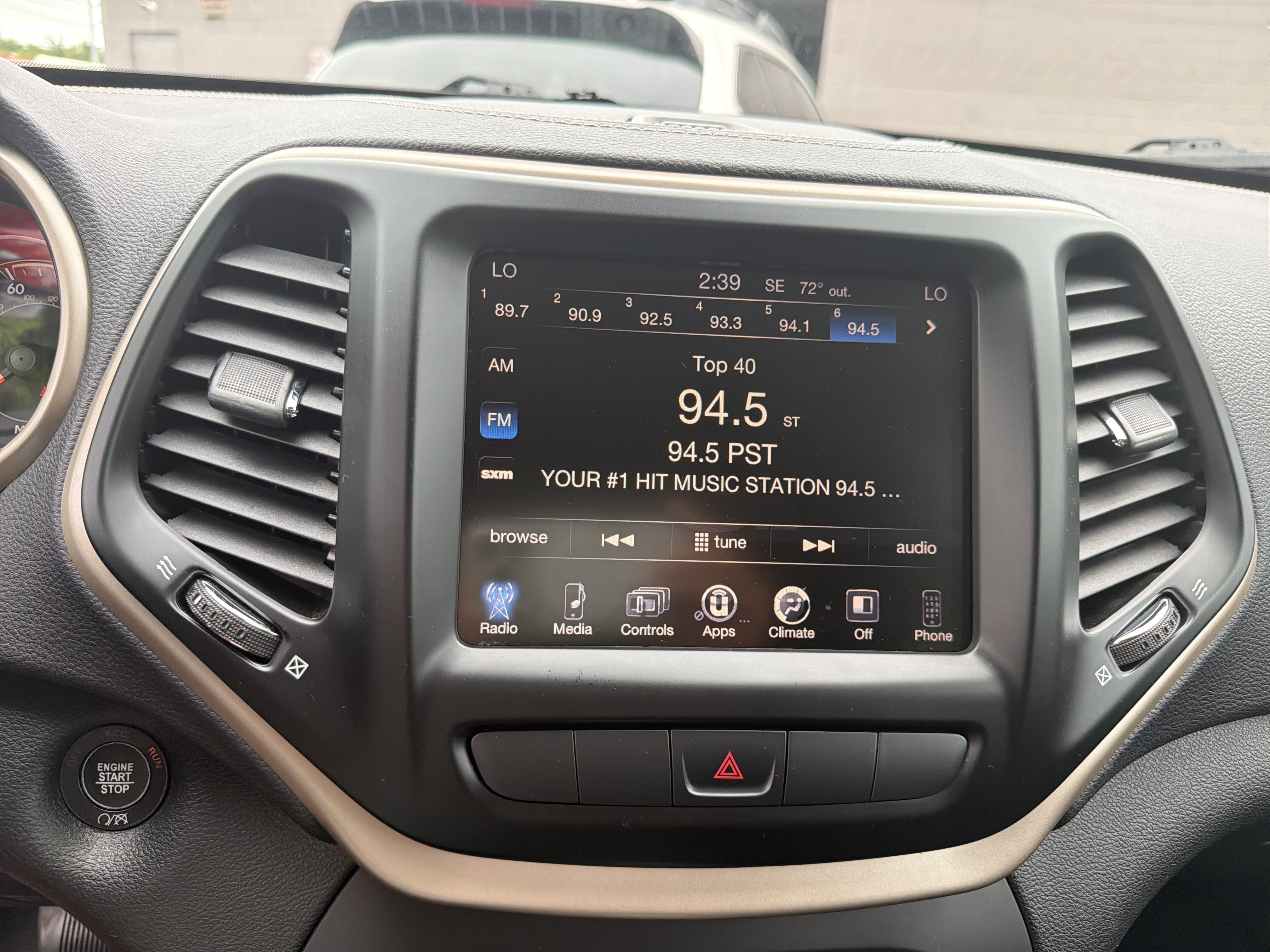 Used 2015 Jeep Cherokee Latitude w/ Comfort/Convenience Group AWD/4WD image 23