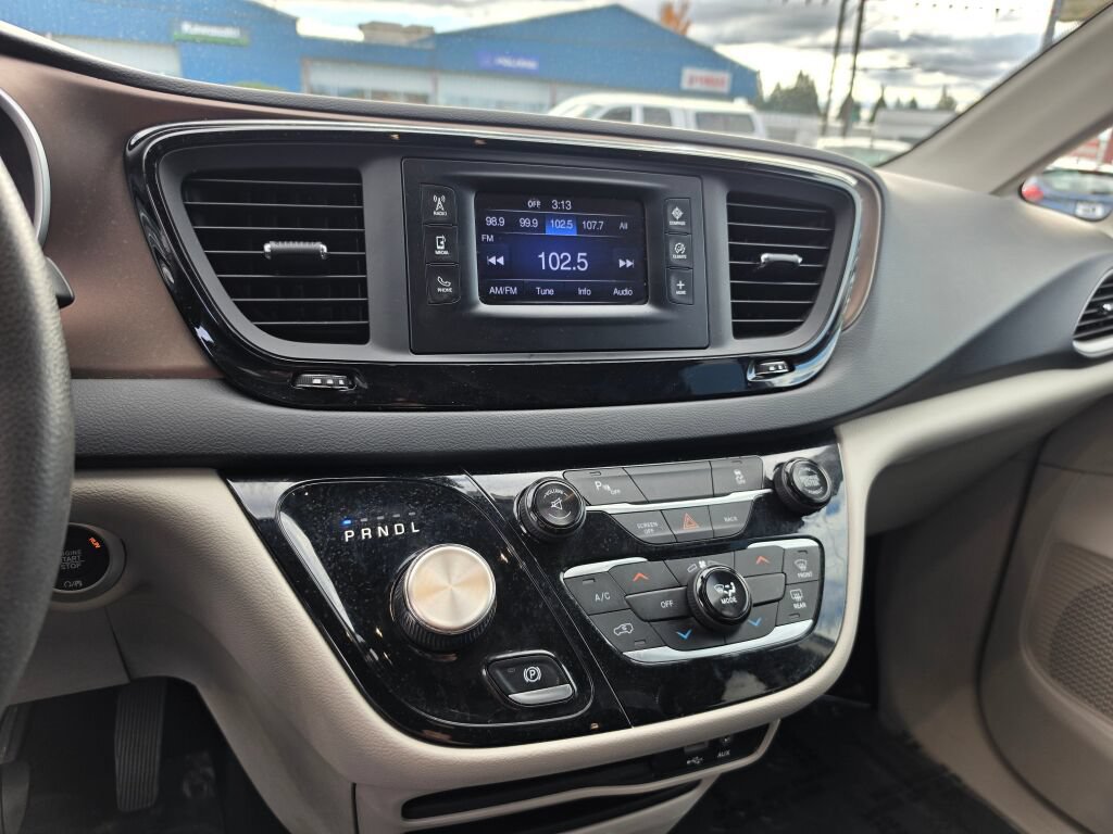 Used 2017 Chrysler Pacifica LX w/ Tire & Wheel Group FWD image 27