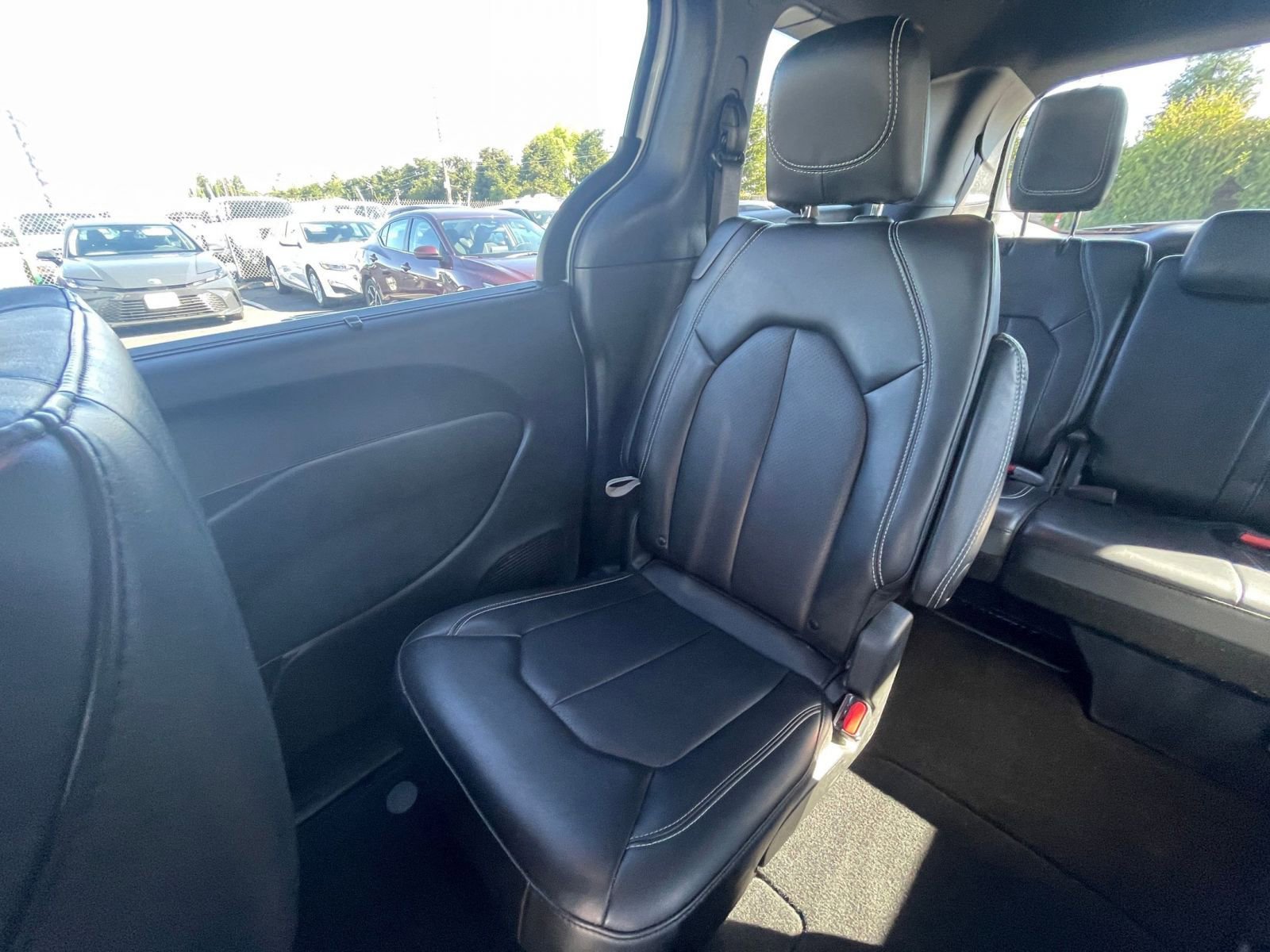 Used 2025 Chrysler Pacifica Select image 36