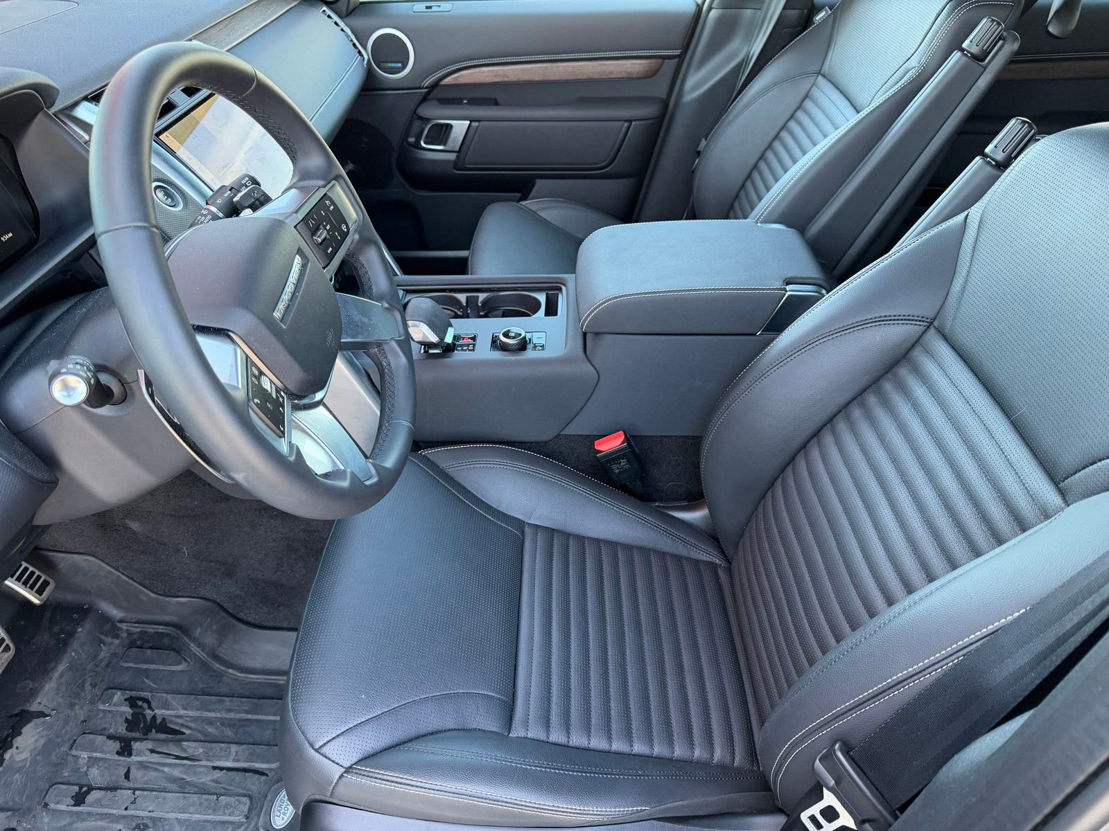 Used 2025 Land Rover Discovery Dynamic SE image 9