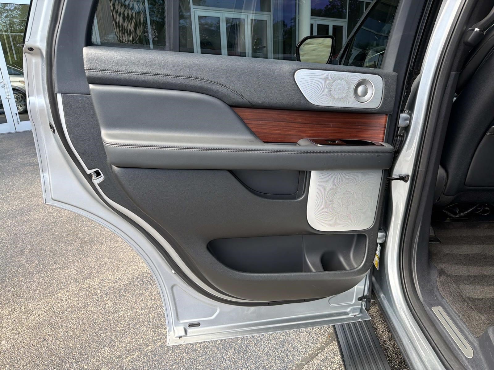 Used 2023 Lincoln Navigator Reserve AWD/4WD image 11