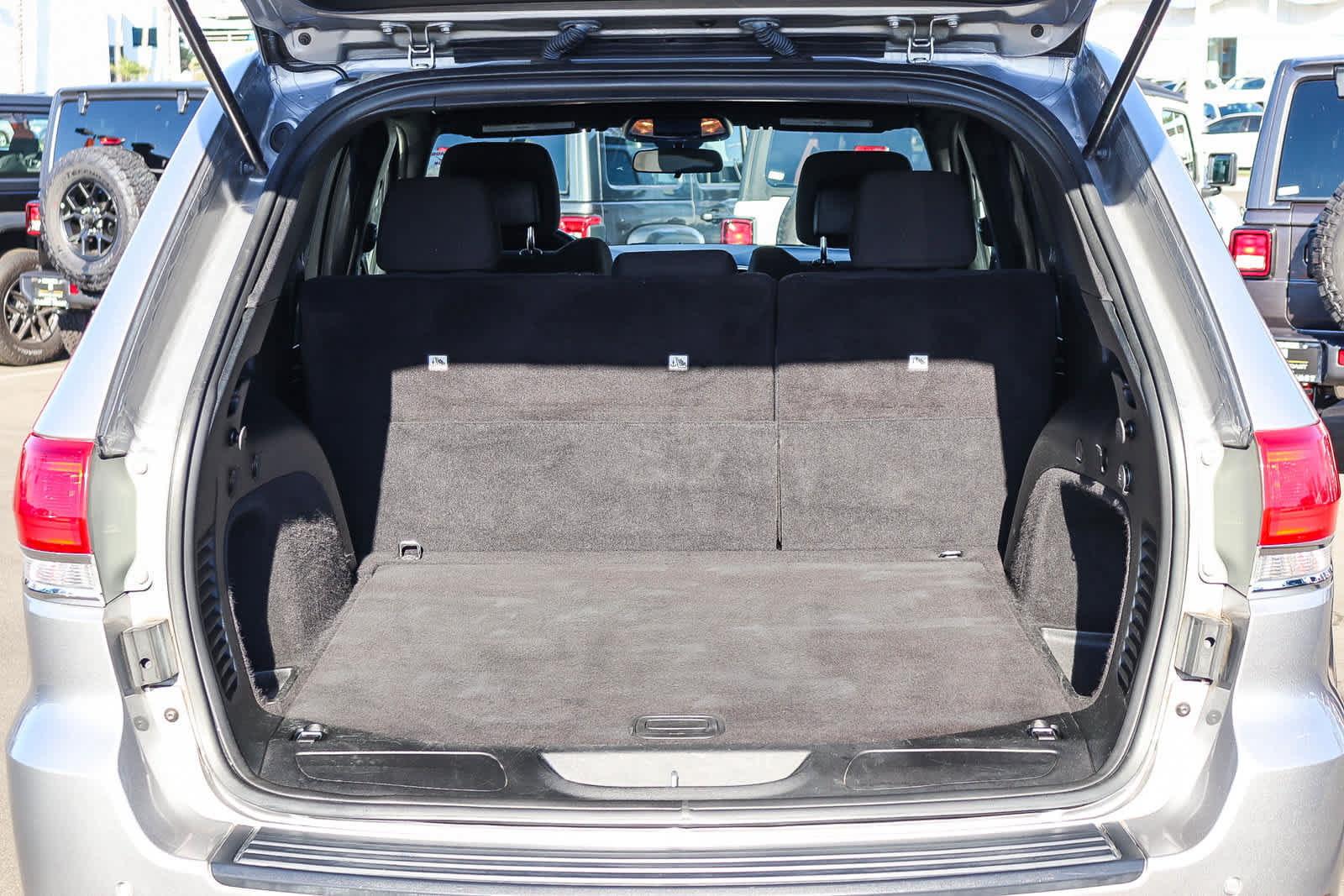 Used 2018 Jeep Grand Cherokee Laredo RWD image 24