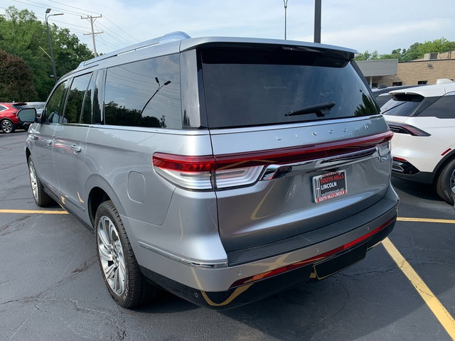 Used 2023 Lincoln Navigator L Reserve AWD/4WD image 2