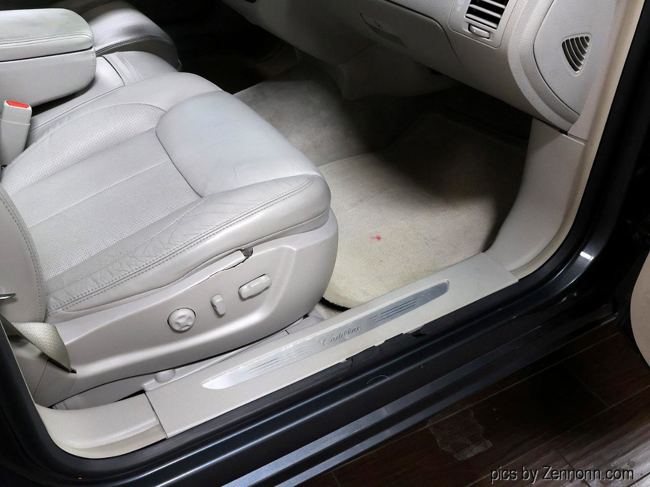 Used 2011 Cadillac DTS Luxury FWD image 34
