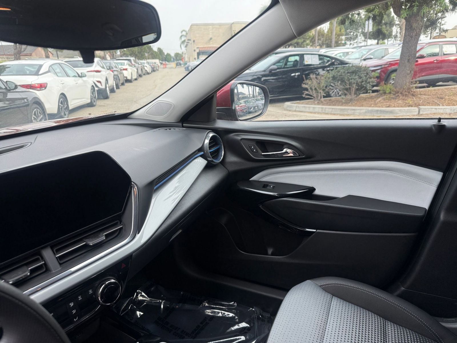 Used 2025 Chevrolet Trax LT image 32