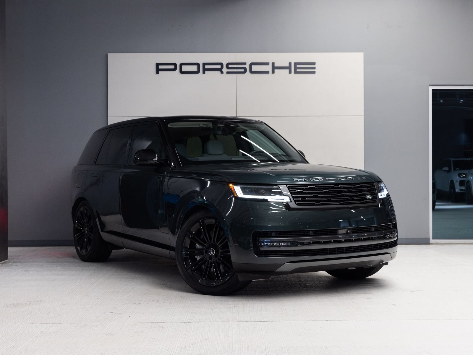 Used 2025 Land Rover Range Rover SE AWD/4WD image 9