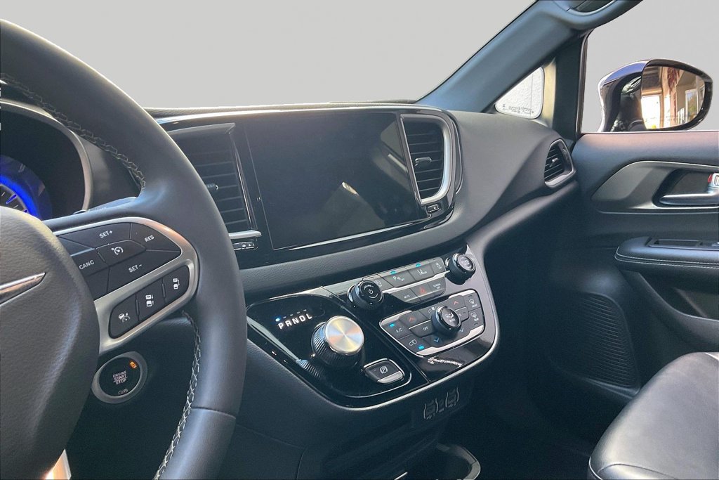 Used 2025 Chrysler Pacifica Select FWD image 10