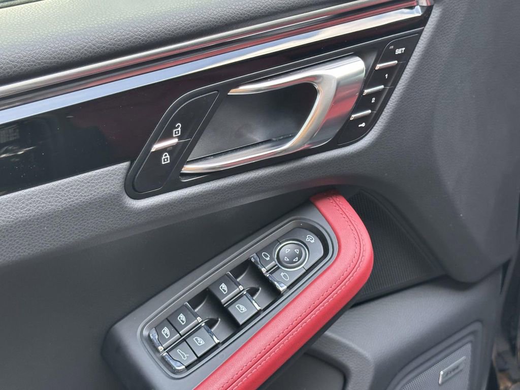 Used 2025 Porsche Macan AWD/4WD image 19