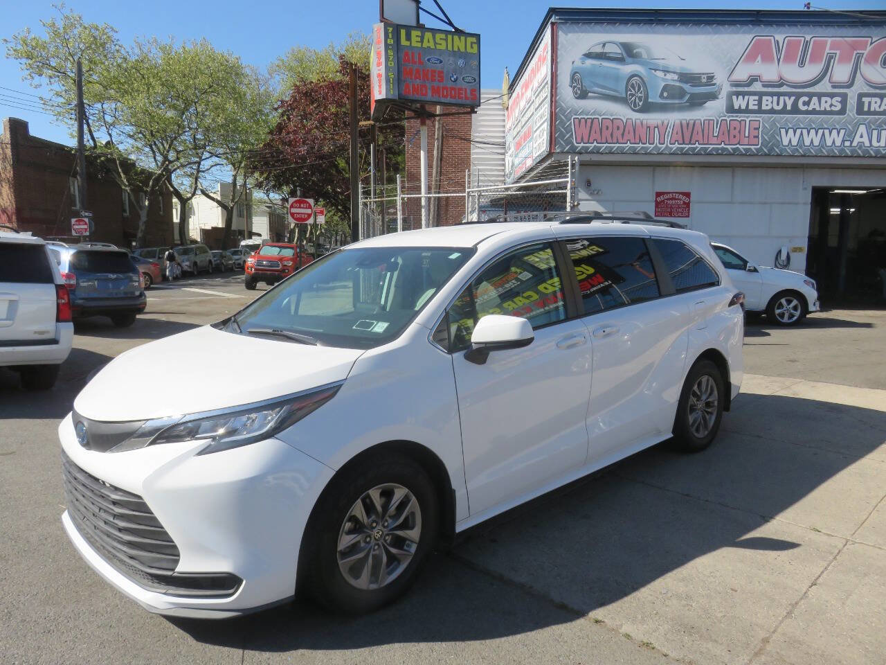 Used 2022 Toyota Sienna LE AWD/4WD image 2