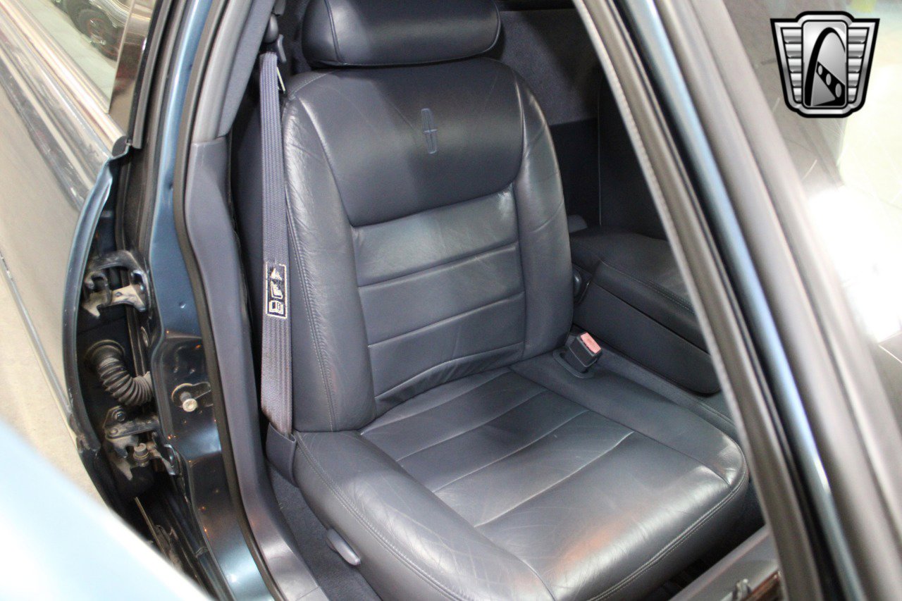 Used 2001 Lincoln Town Car Executive image 19