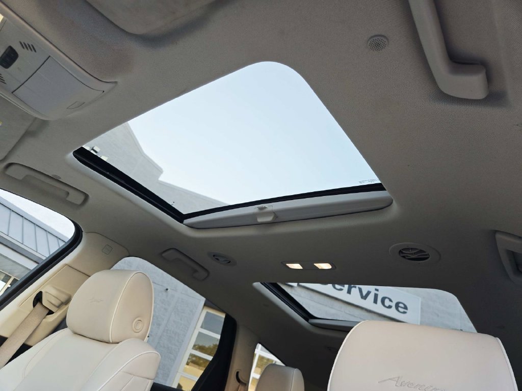 Used 2023 Buick Enclave Avenir w/ Avenir Technology Package AWD/4WD image 9