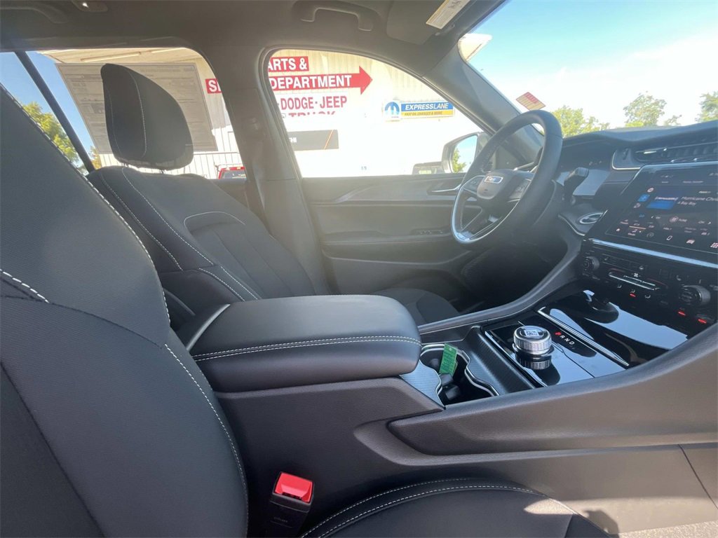 New 2025 Jeep Grand Cherokee Laredo X w/ Luxury Tech Group I image 19