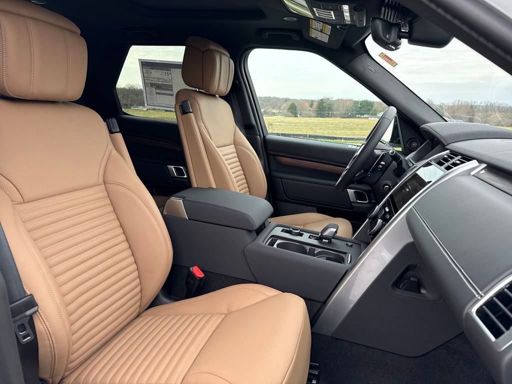 Used 2025 Land Rover Discovery Dynamic SE image 18