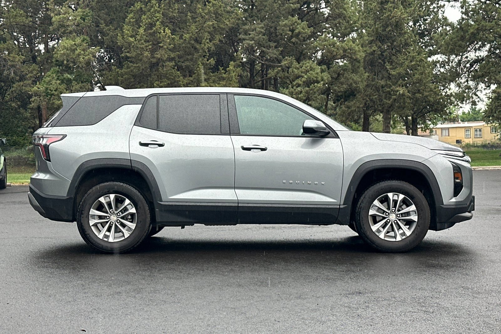 Used 2025 Chevrolet Equinox LT AWD/4WD image 3