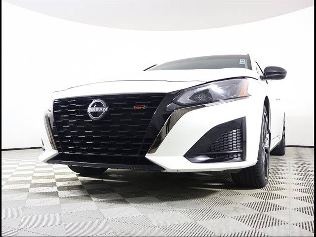 Used 2024 Nissan Altima 2.5 SR w/ SR Premium Package FWD image 3