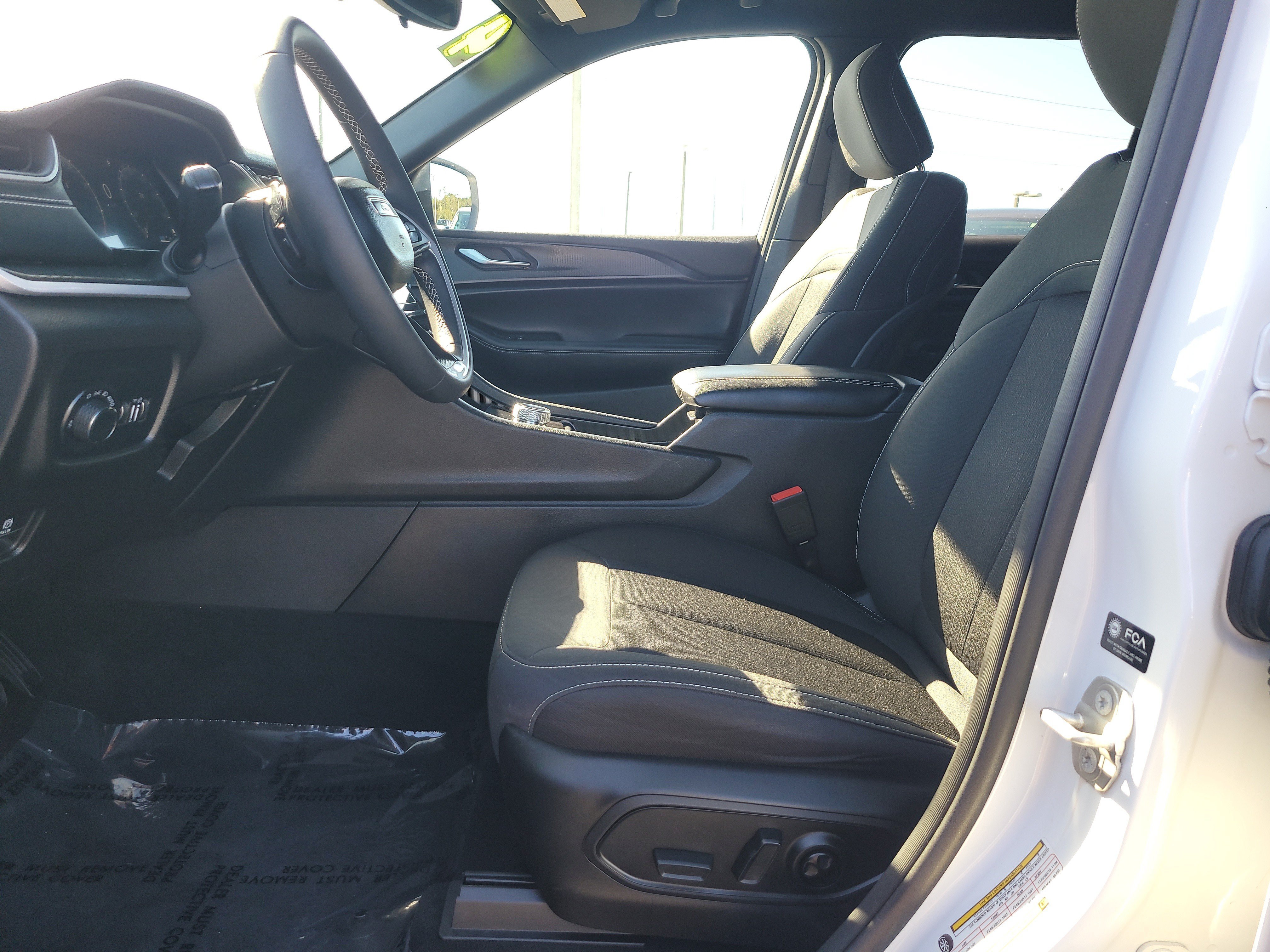 Used 2024 Jeep Grand Cherokee Laredo AWD/4WD image 17