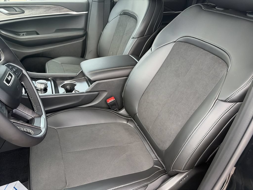 New 2026 Jeep Grand Cherokee Altitude RWD image 11
