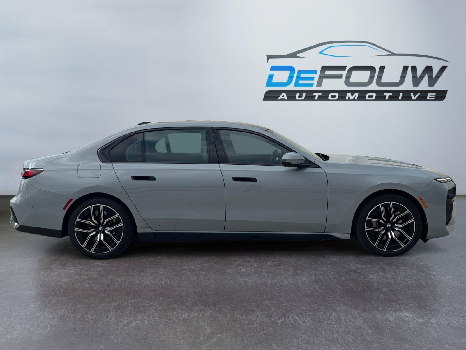 Used 2023 BMW 760i xDrive AWD/4WD image 2