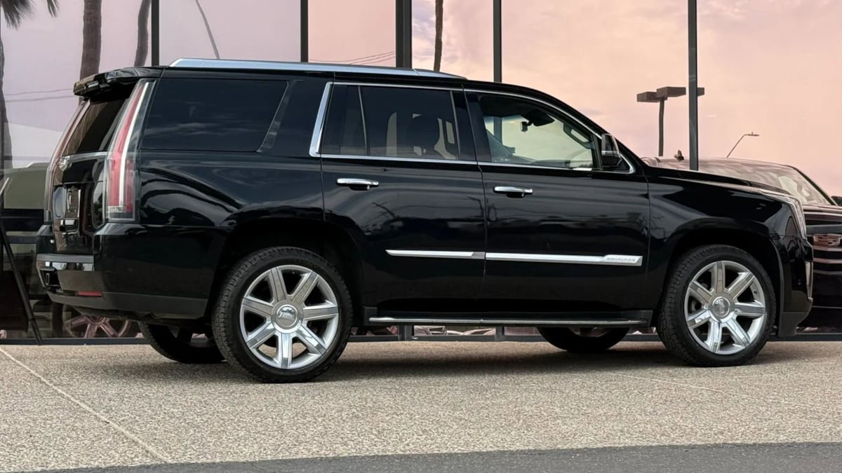 Used 2018 Cadillac Escalade Luxury AWD/4WD image 13