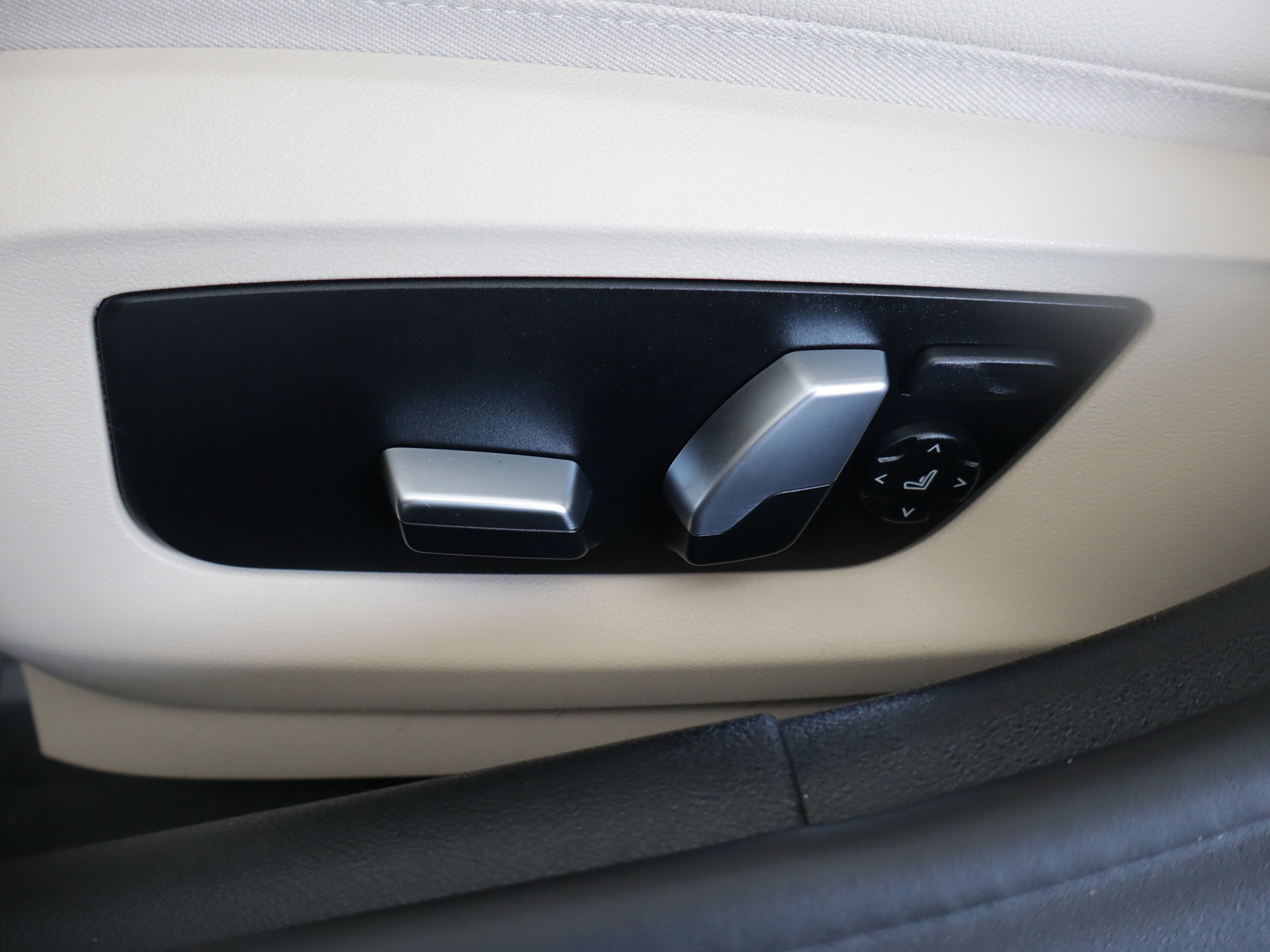 Used 2019 BMW 530i xDrive w/ Convenience Package image 16