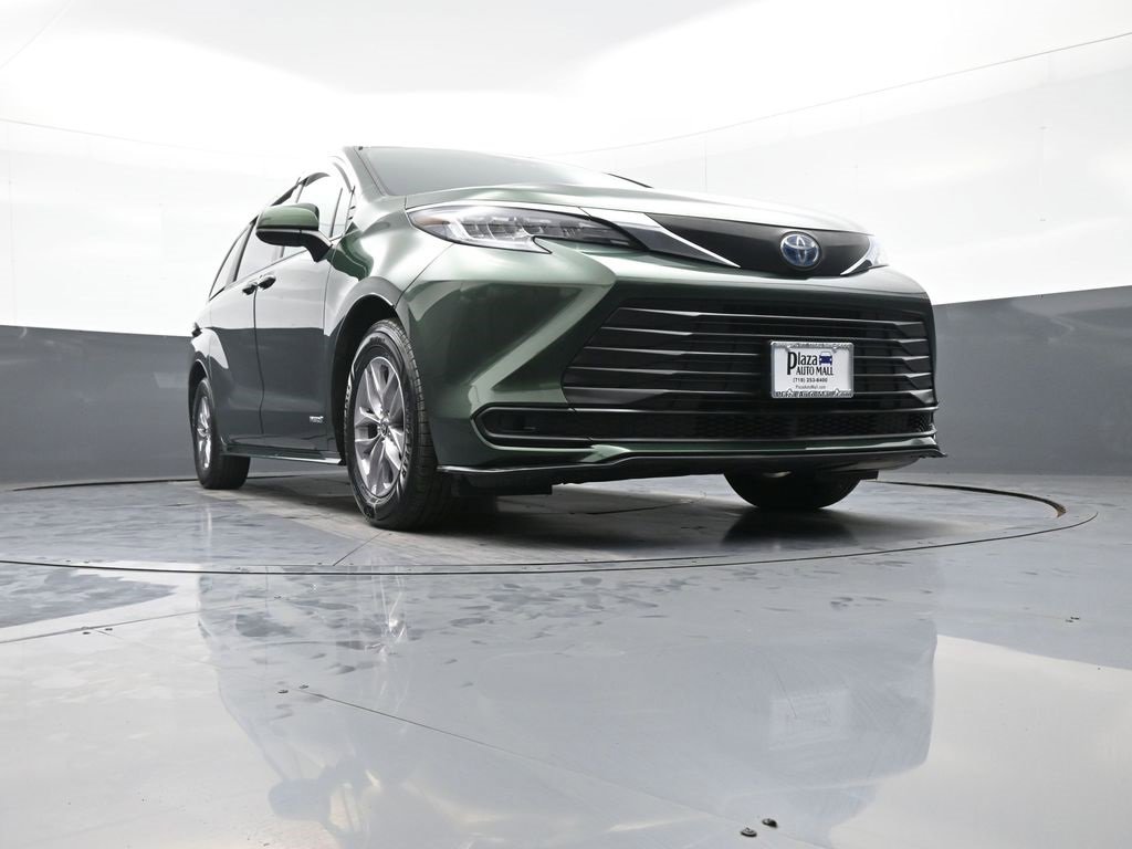 Certified 2021 Toyota Sienna LE image 28