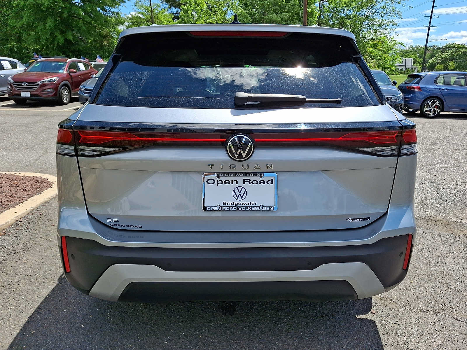 Used 2025 Volkswagen Tiguan SE w/ Panoramic Sunroof Package AWD/4WD image 4