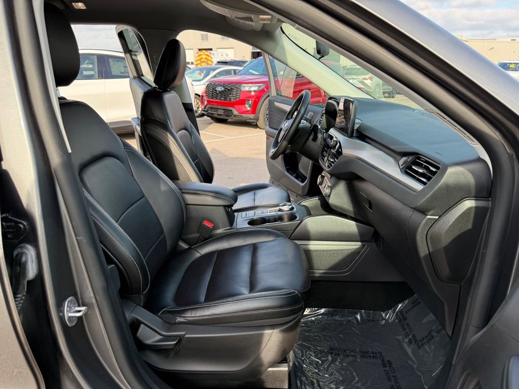 Used 2022 Ford Escape SEL w/ Technology Package image 17