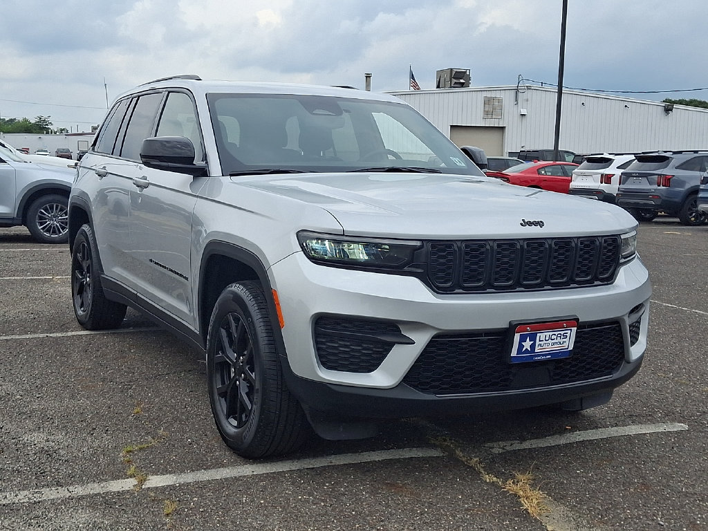 Used 2024 Jeep Grand Cherokee Altitude AWD/4WD image 2