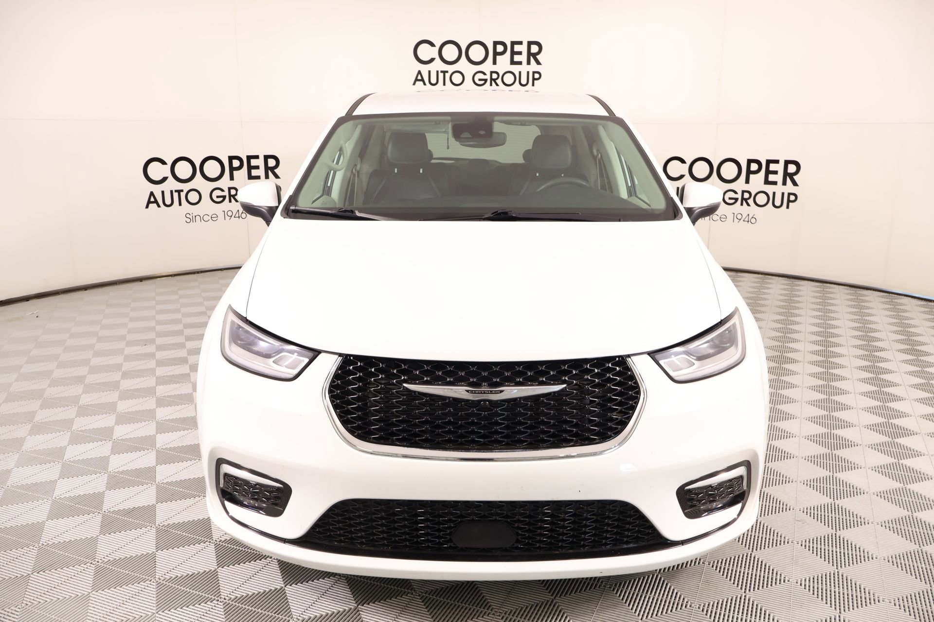 Used 2023 Chrysler Pacifica Touring-L image 9