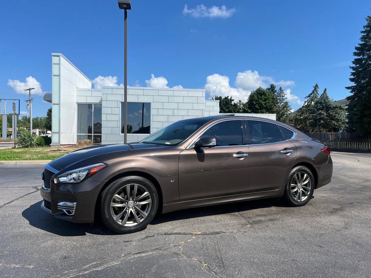 Used 2019 INFINITI Q70 Luxe RWD image 1