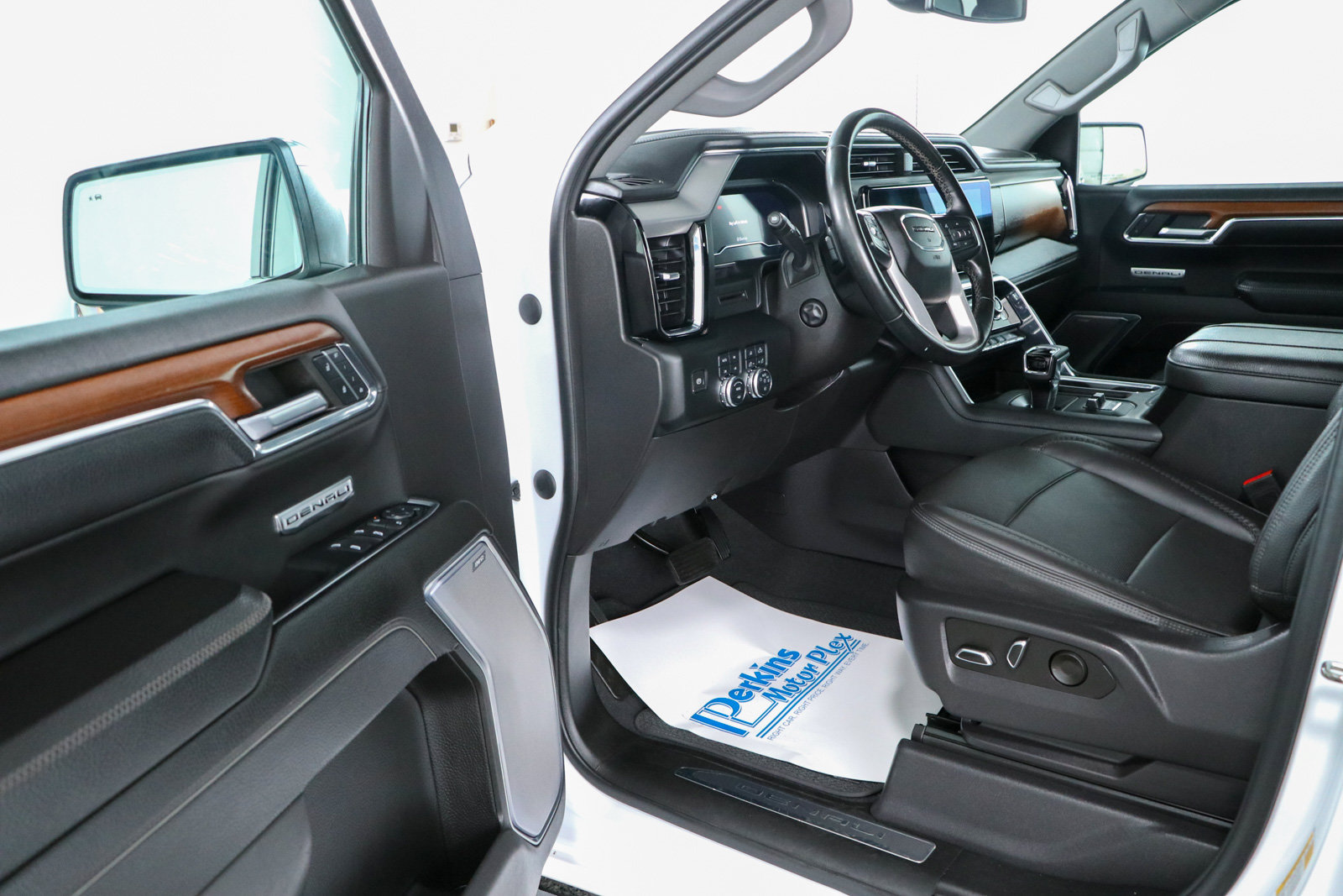 Used 2023 GMC Sierra 1500 Denali AWD/4WD image 3