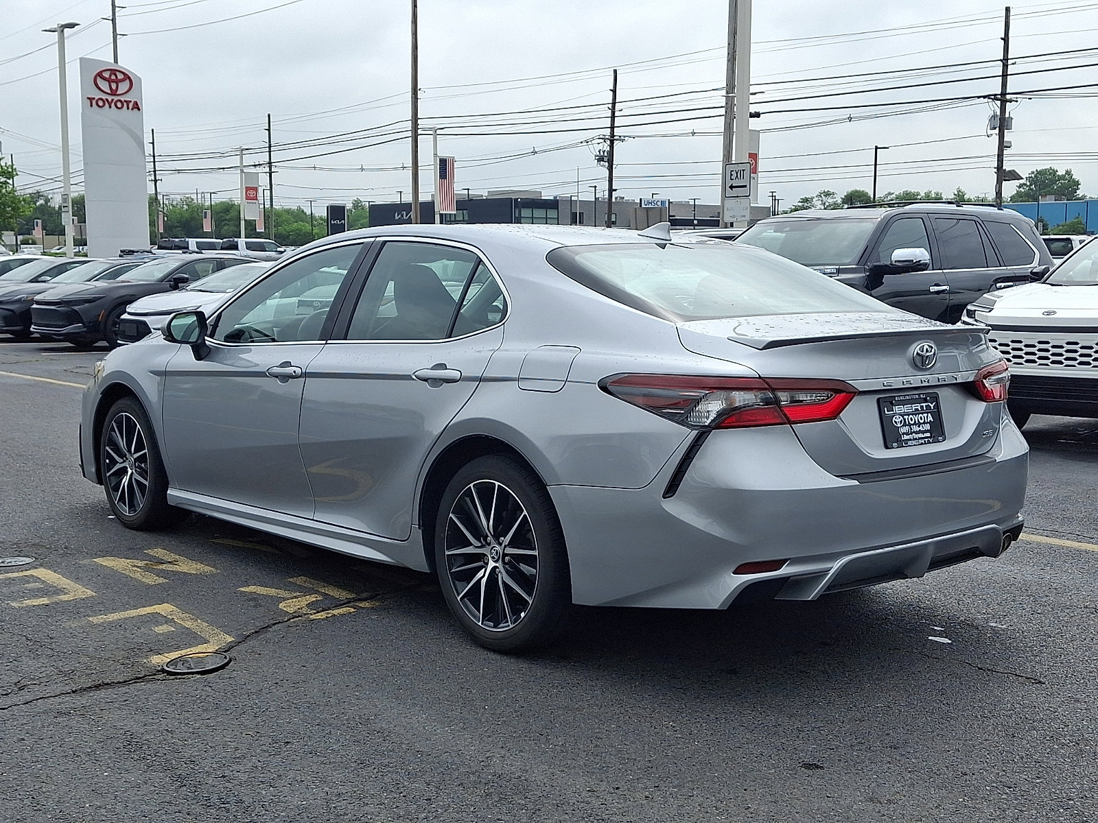 Used 2023 Toyota Camry SE FWD image 4