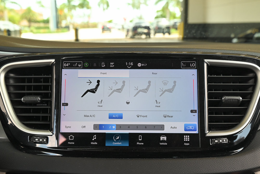 Used 2024 Chrysler Pacifica Touring-L FWD image 19