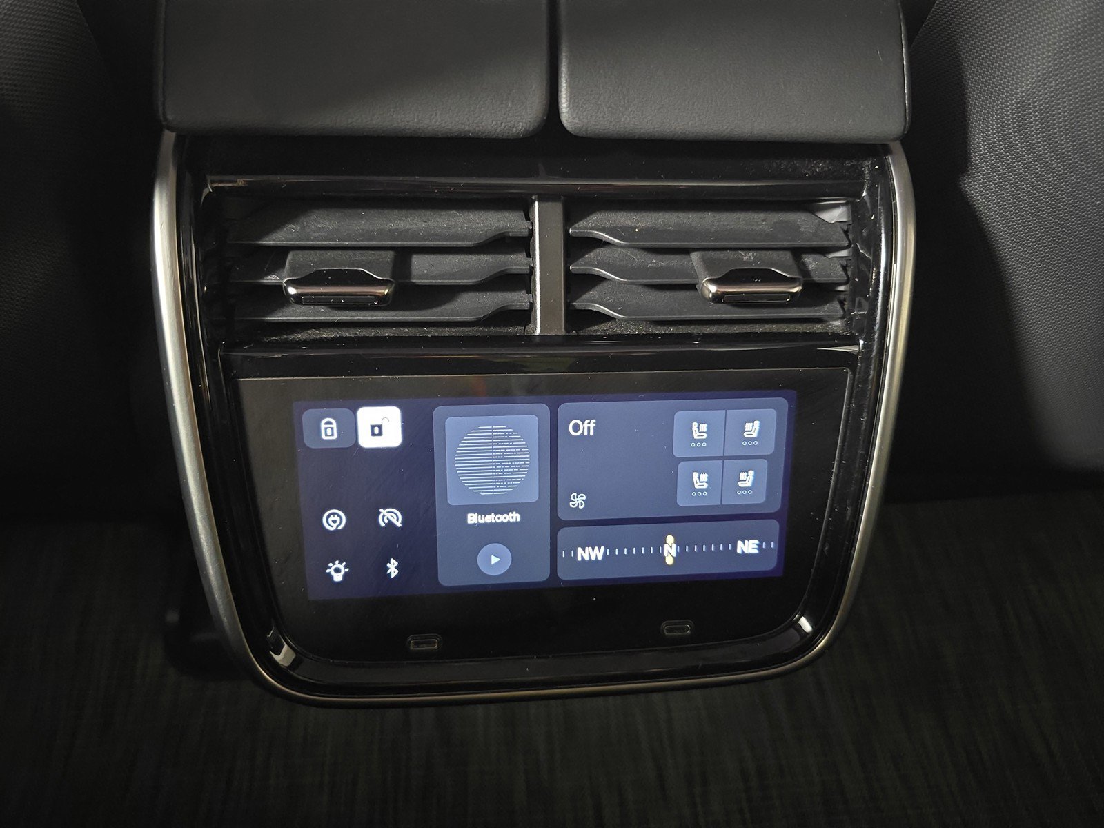 Used 2025 Rivian R1S Adventure image 30