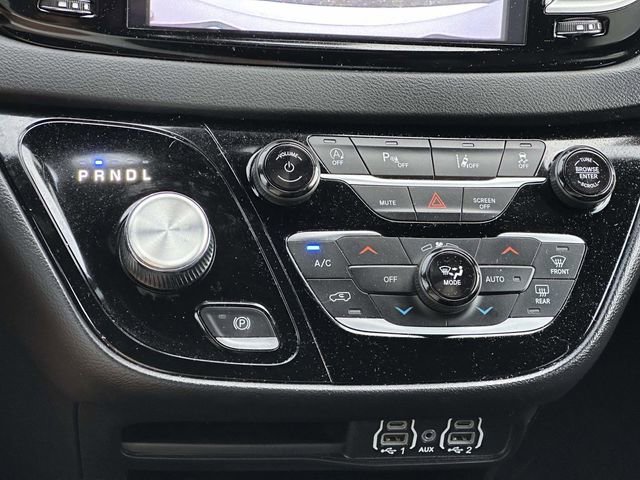 Used 2025 Chrysler Pacifica Select FWD image 19