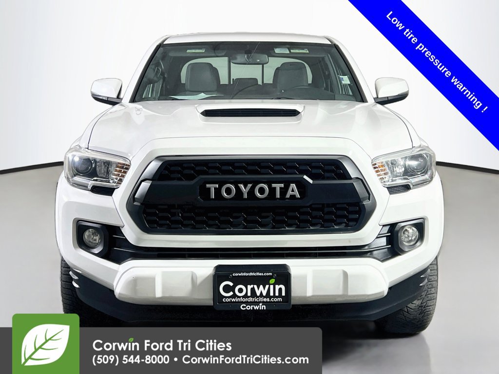 Used 2017 Toyota Tacoma SR5 AWD/4WD image 4